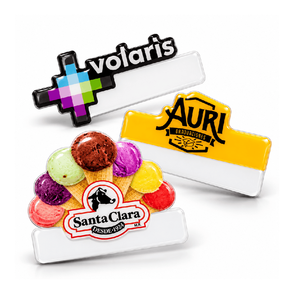 Insignias personalizadas brillantes en composición dinámica (1).png