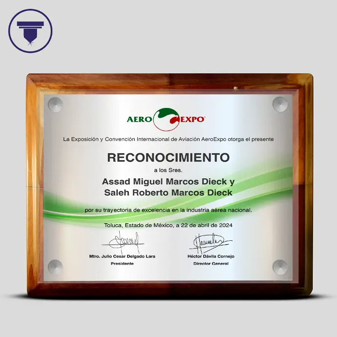 REC-04-P Reconocimiento de acrílico transparente con base de madera