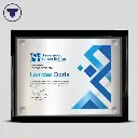 REC-04-P Reconocimiento de acrílico transparente con base de madera ,placa de aluminio y 4 chapetones.