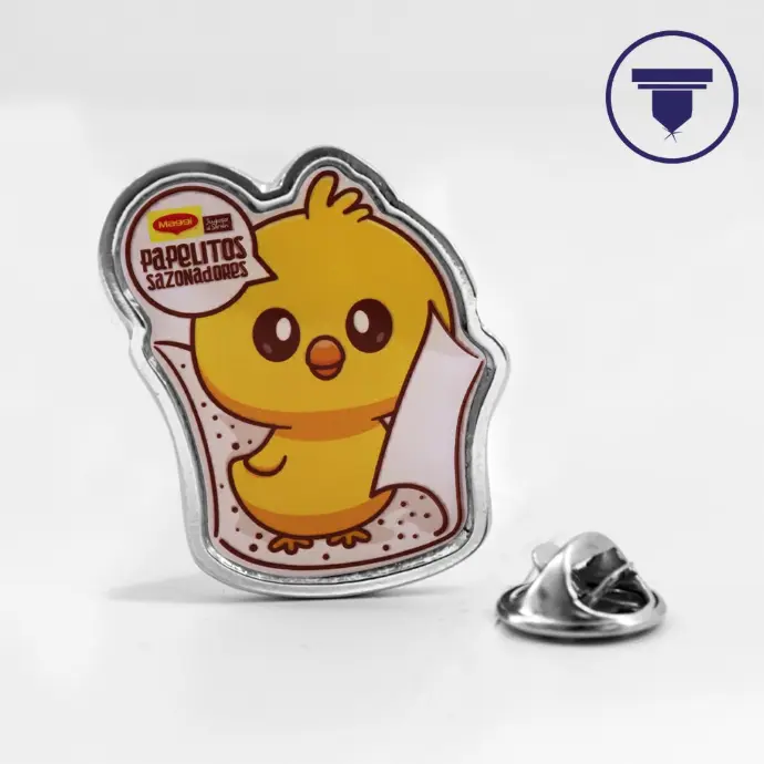 PIN-07-ZR PIN EN METAL ZAMAK CON ETIQUETA DE RESINA Y SUAJE ESPECIAL. (Broche de Imán 1 punto, Base Negro)