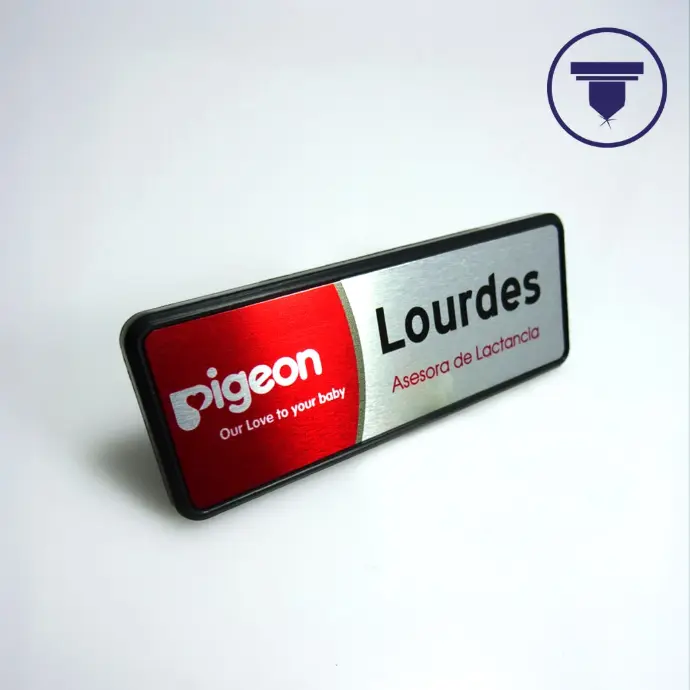 [GAF-09-Alfiler-Plata] GAF-09 Gafete con bisel negro (Digital, Placa de aluminio anodizado tono Plata mate, Broche de Alfiler de seguridad)